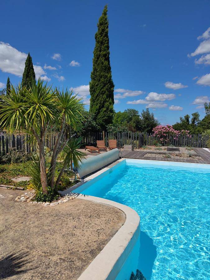 Location de vacances pour 2 personnes, avec Terrasse et Jardin ainsi que Piscine et Vue à Livers-Cazelles