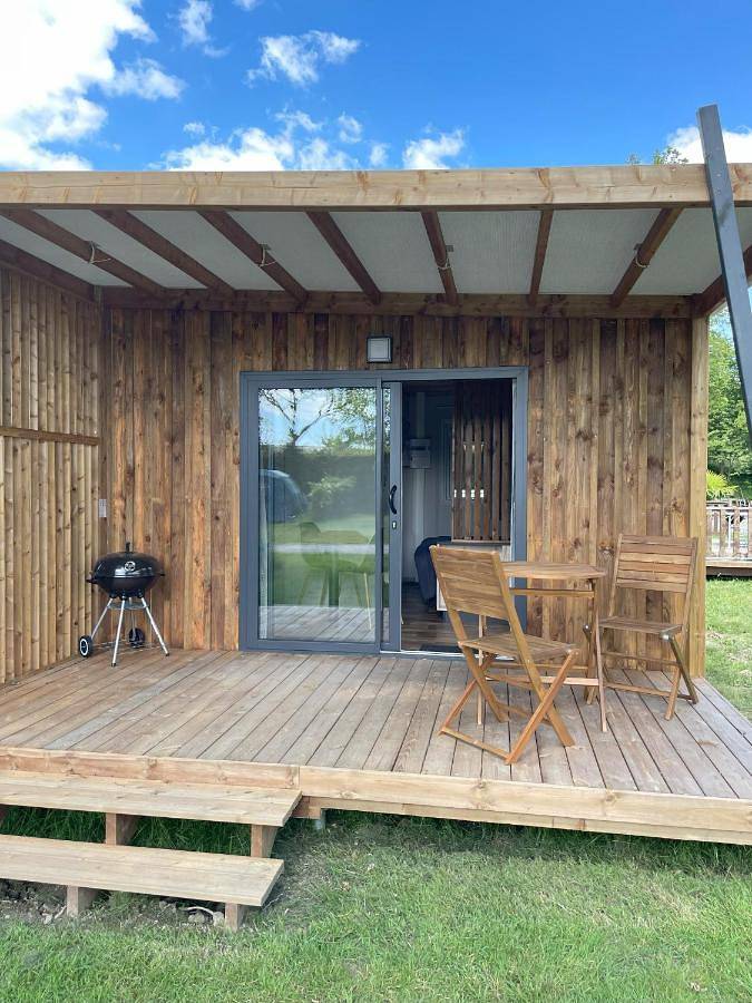 Camping pour 2 personnes, avec Terrasse ainsi que Jardin et Piscine
