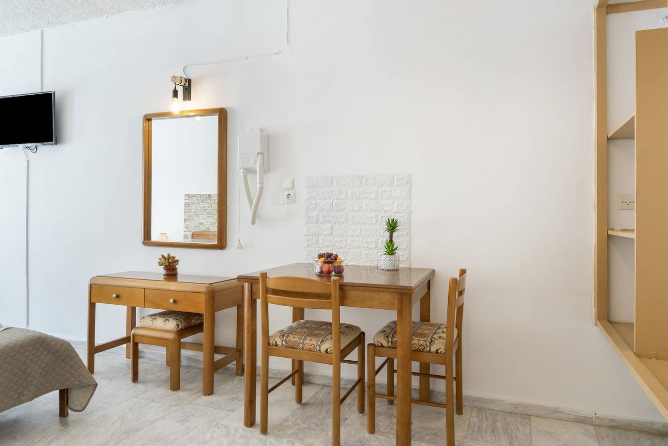 Apartamento entero, Apartamento 'Double Room No 2' con vistas a la montaña, Wi-Fi y aire acondicionado in Kálimnos