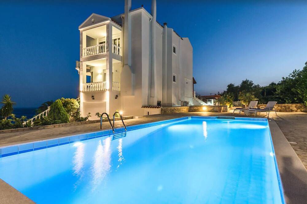 A seafront villa with swimming pool in Achlia, Kreta Süden