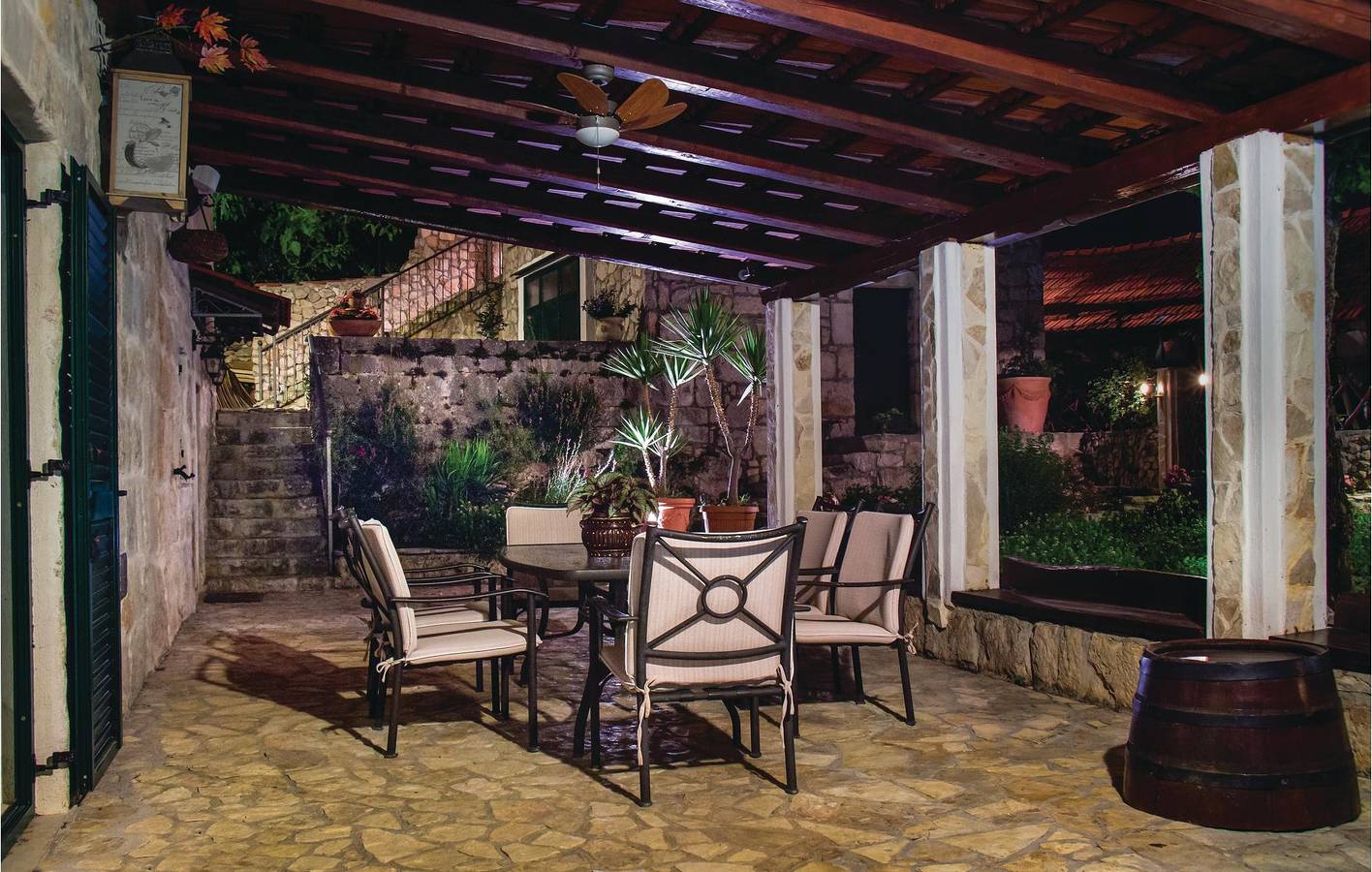 Charmante 33 m² große Wohnung mit Pool, Terrasse, WLAN und Parkplatz in Makarska Riviera