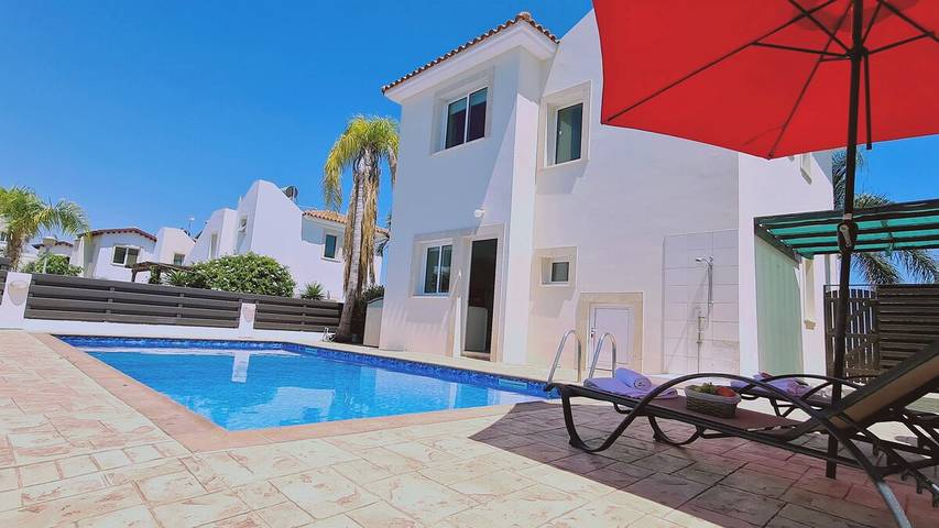 Villa for 6 personer, med terrasse og have i Cypern