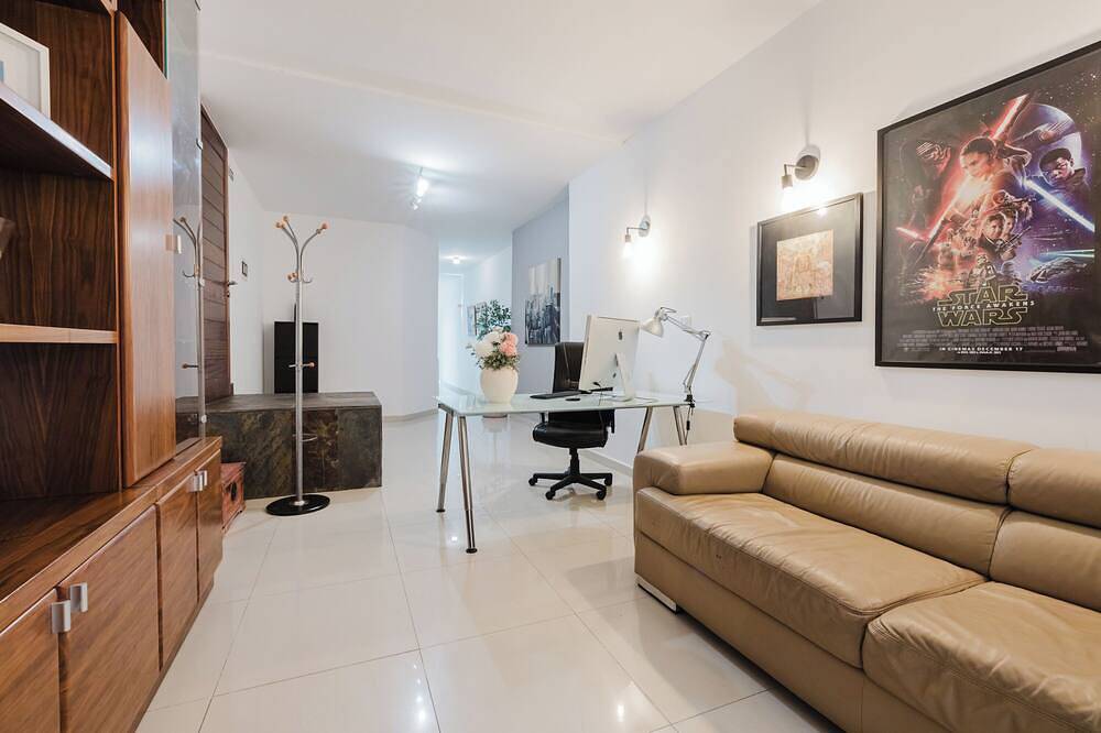 Entire apartment, 🏝️ Escape to your dream coastal retreat in Mellieħa — a spacious, modern haven just steps from golden beaches 🌊🐚. Relax, unwind, and soak up the island sunshine ☀️🌴. in il-Mellieha, Mellieha