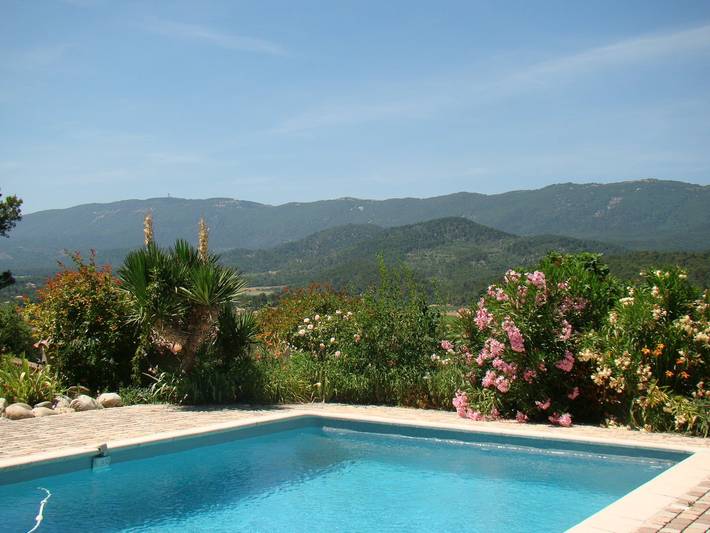Gîte pour 2 personnes, avec piscine ainsi que terrasse et jardin à Peypin-d'Aigues