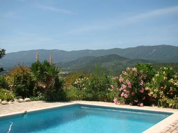 Gîte pour 2 personnes, avec terrasse ainsi que piscine et jardin à Peypin-d'Aigues