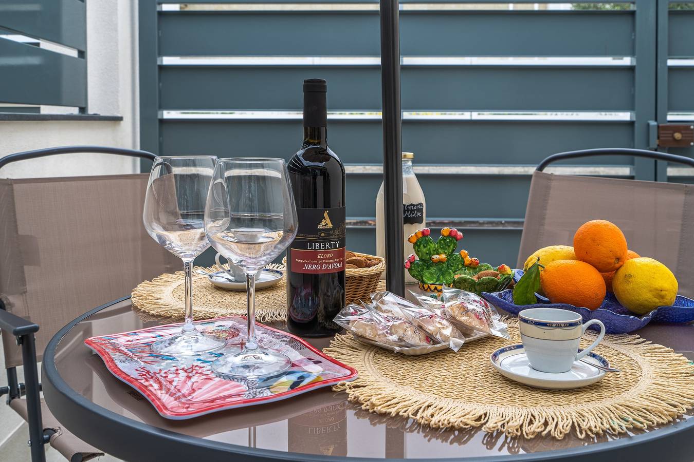 Appartement entier, Villa 'Benvenuti Al Sud' avec terrasse privée, jardin privé et climatisation in Marina di Avola, Avola
