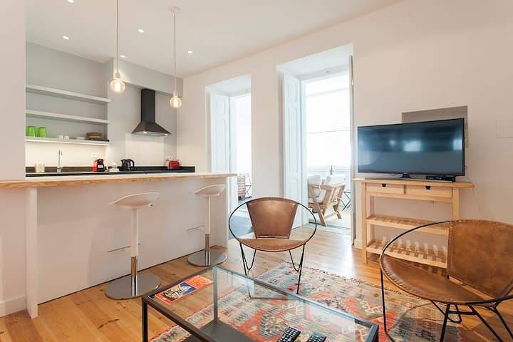 Ganze Wohnung, Ferienwohnung für 4 Personen mit Balkon in Santa Engrácia, São Vicente (Lissabon)