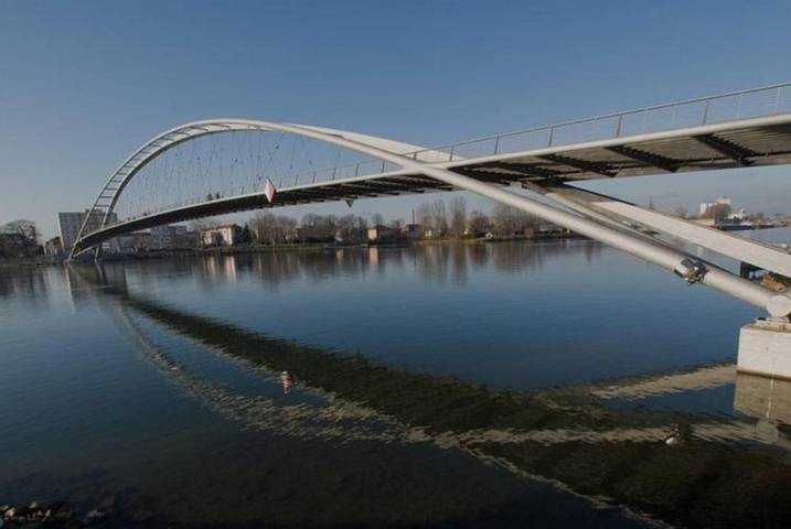 Gîte pour 7 personnes, avec balcon et vue, animaux acceptés à Huningue
