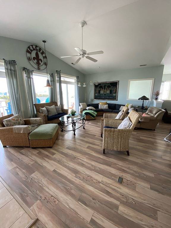 Vacation house for 18 people, with yard in North Carolina