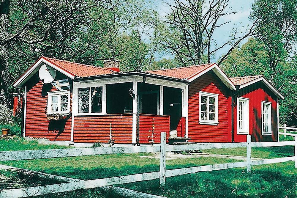 Beautiful home in Ljungsarp with sauna in Tranemo, Västergötland