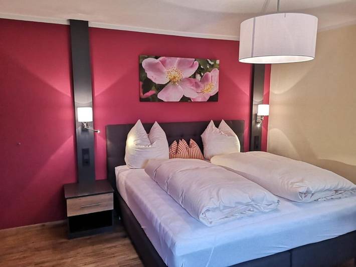 Ferienwohnung für 2 Personen, mit Balkon und Terrasse sowie Garten und Ausblick