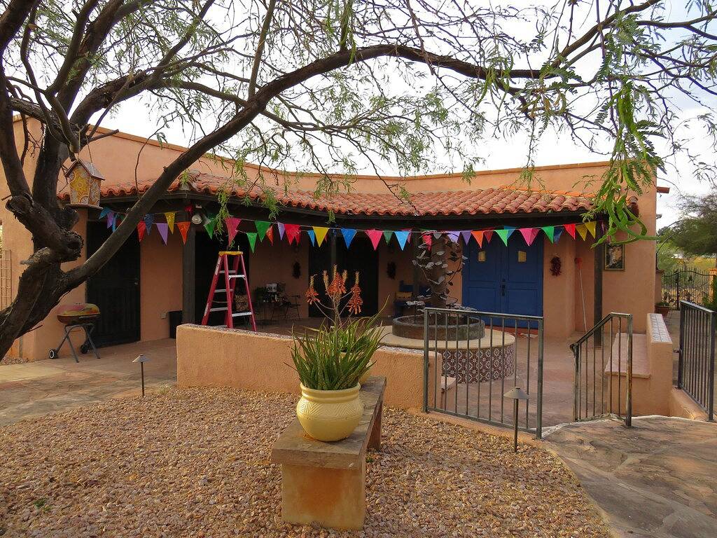 Privacy and views, with Saguaro National Park -East at the end of the street in Saguaro Nationalpark