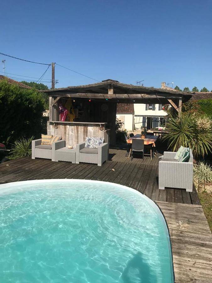 Location de vacances pour 8 personnes, avec piscine et jardin ainsi que vue et terrasse à Nuaillé-sur-Boutonne