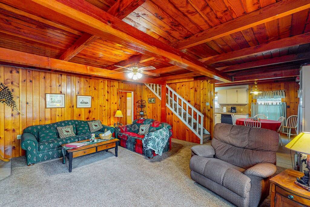 Spacious dog-friendly retreat w/large wood deck, gas grill - near Shaver Lake in Shaver Lake, Kings Canyon Nationalpark