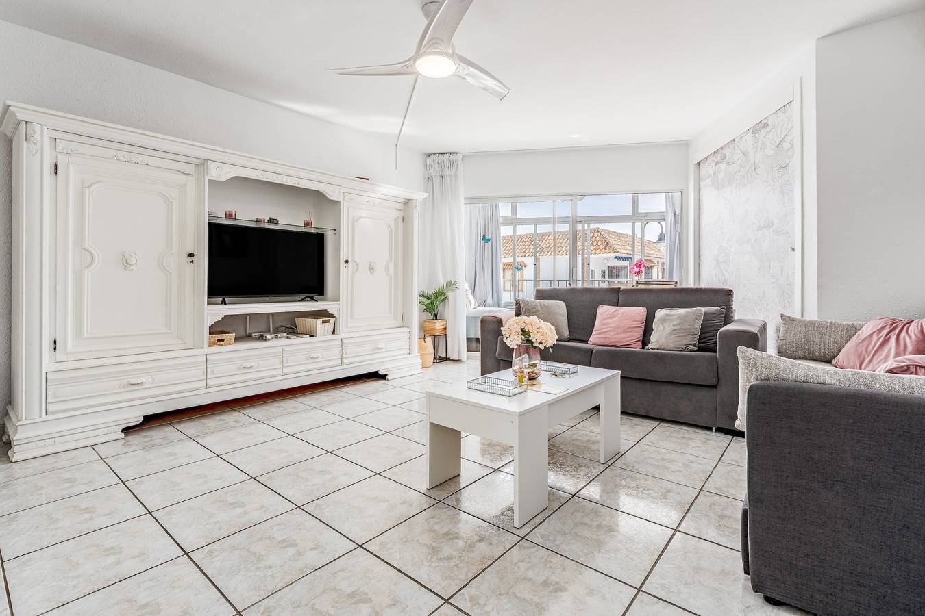 Entire studio, Studio Apartment 'Butiplaya Frontline Beach' with Sea View, Wi-Fi and Air Conditioning in La Cala de Mijas, Mijas