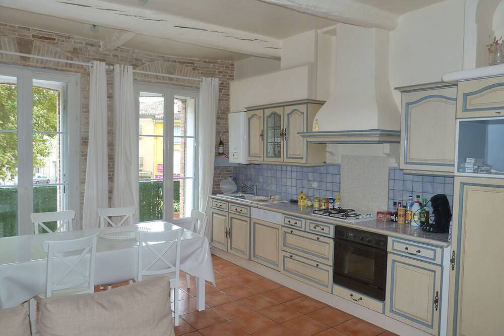 Town house with roof terrace in Florensac, Mittelmeerküste (Frankreich)
