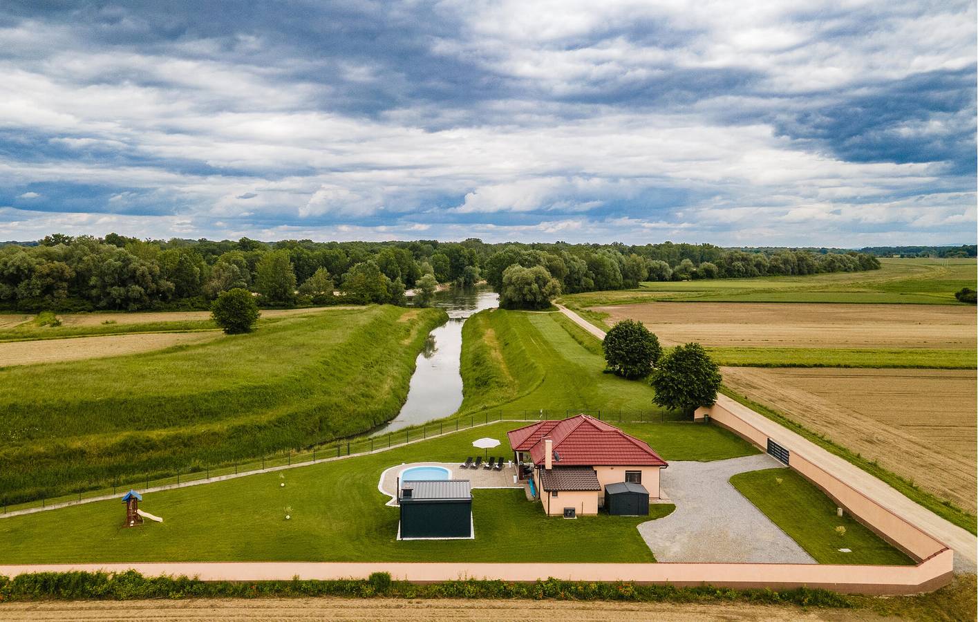 Gemütliche 100 m² große Ferienwohnung in Strandnähe mit WLAN, Pool und Parkplatz in Virovitica-Podravina