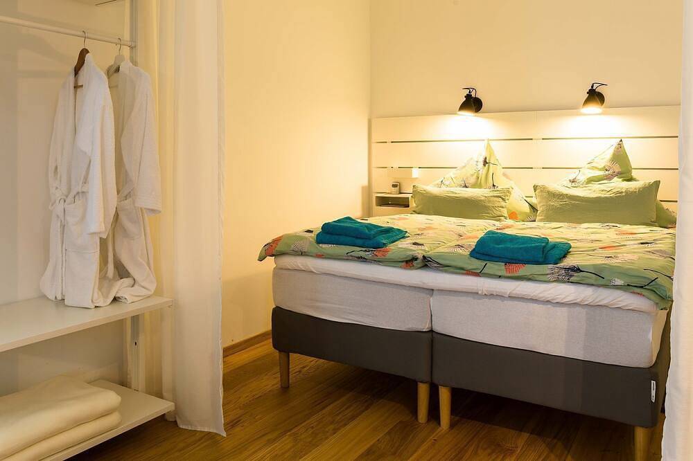 Ganze Wohnung, Apartment Am Apfelbaum, 45qm, Balkon, 1 Wohn-/Schlafzimmer, max. 4 Personen in Reutlingen, Neckar-Alb