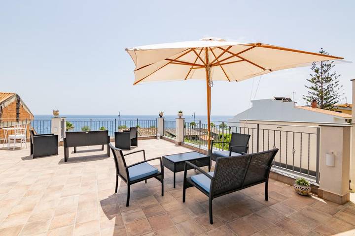 B&b, con Terrazza e Idromassaggio nonché Giardino a Nizza di Sicilia