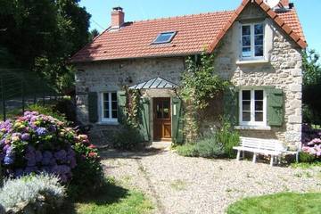 Gîte pour 4 personnes, avec jardin et jacuzzi à Arfeuilles