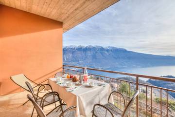 Ferienwohnung für 4 Personen, mit Seeblick und Pool sowie Balkon, kinderfreundlich in Tremosine