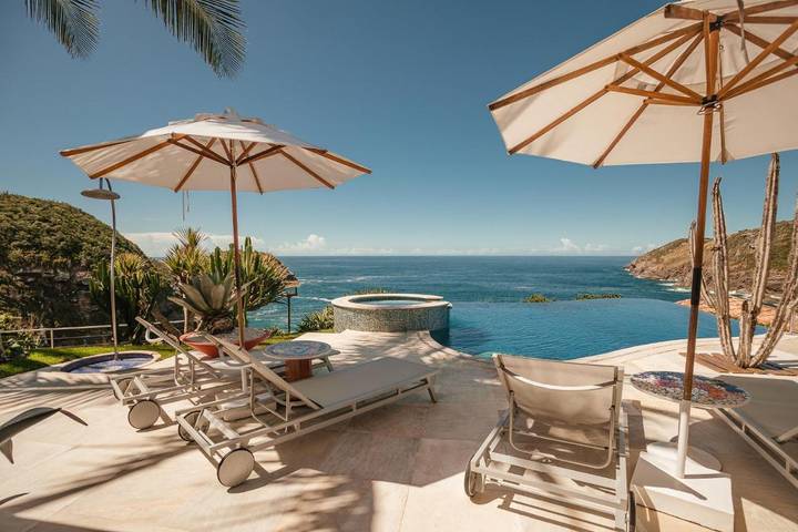 Pousadas para 2 pessoas, com piscina e jardim e ainda vista, com animais de estimação em Praia da Ferradura