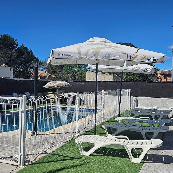 Location de vacances pour 8 personnes, avec jardin ainsi que vue et piscine à Escalona