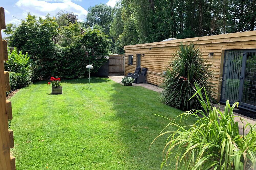 Lodge With Private Garden In Country Village - Pets Welcome in Hyde (Hampshire), Hampshire