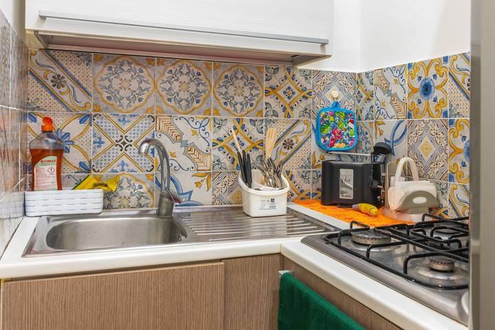 Appartamento intero, Appartamento 'Casa Pepes Centro Ortigia' con Giardino in Comune, Wi-Fi e Aria Condizionata in Spiaggetta di Cala Rossa, Siracusa