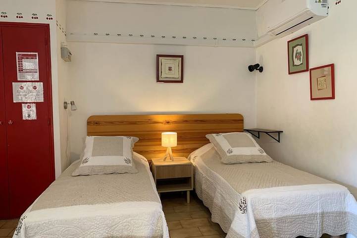 Gîte pour 3 personnes, avec terrasse ainsi que jardin et piscine à Venasque - 3