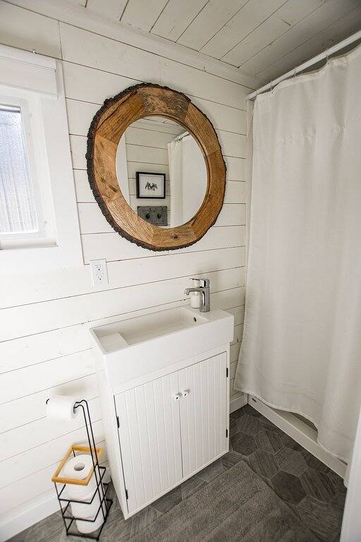 Tiny Ocean Front Retreat in Region of Queens Municipality, Queens County