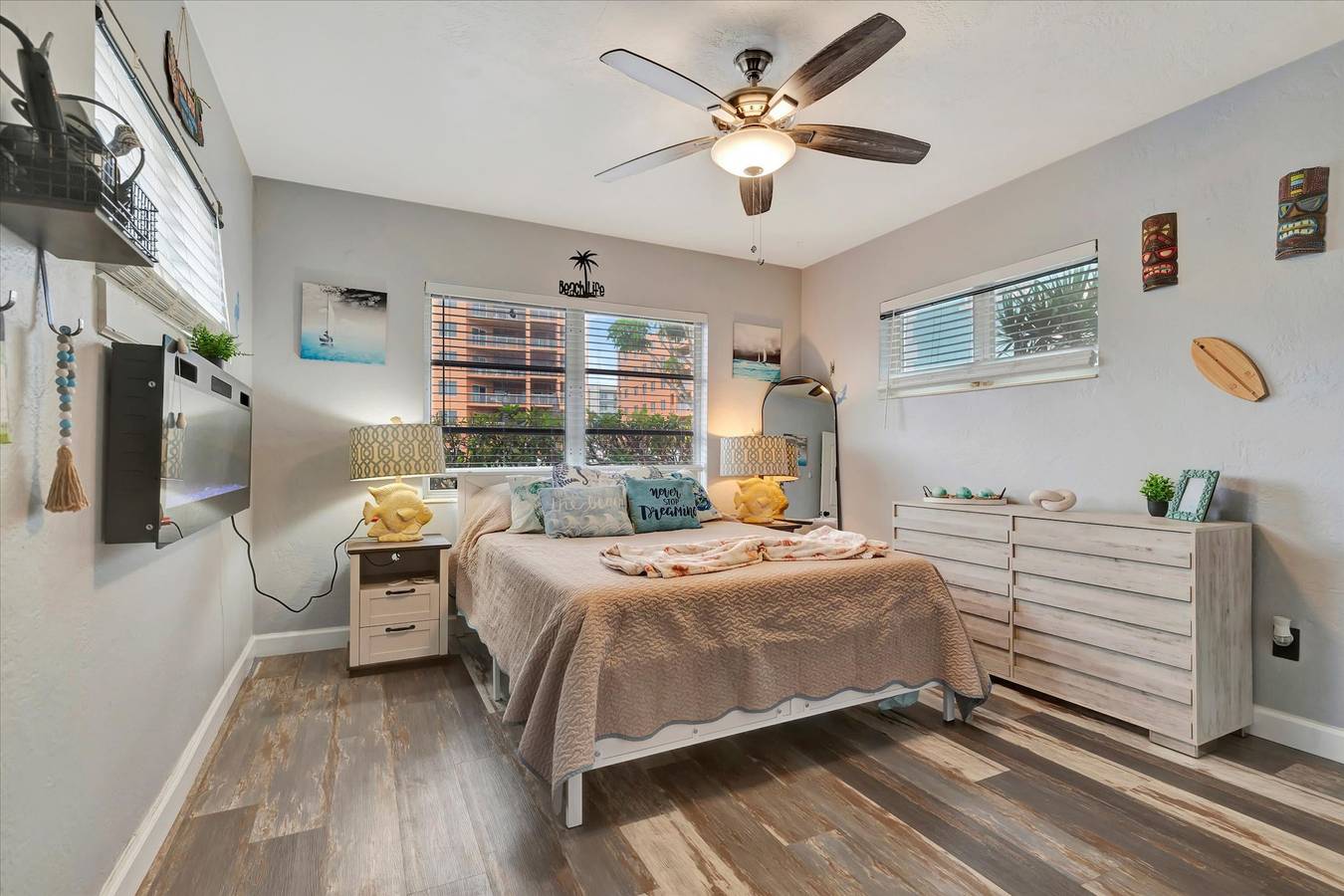Apartamento entero, Dolphin Suite  2B Pet Friendly  Waterfront  Dock in Isle of Palms (Treasure Island), La isla del tesoro