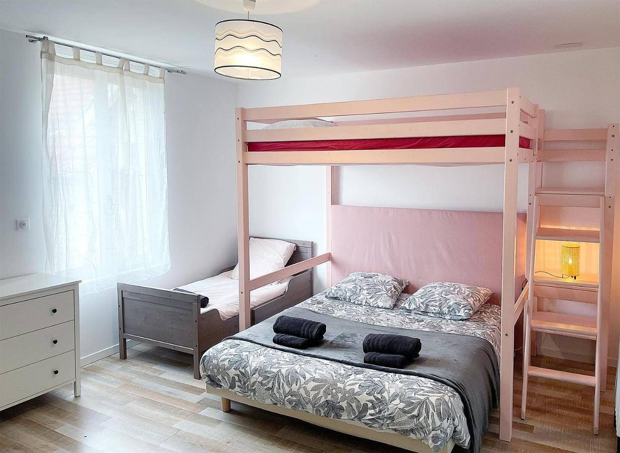 La Family House, spacieuse avec wifi, extérieur et parking in Cormicy, Marne