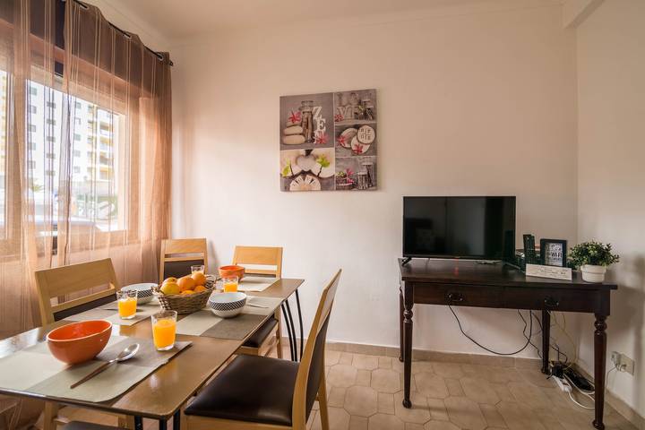 Appartamento intero, "Beach Residence 01" con terrazza, barbecue, Wi-Fi e Tv via cavo; Parcheggio disponibile in Armação de Pêra (costa), Armação de Pera