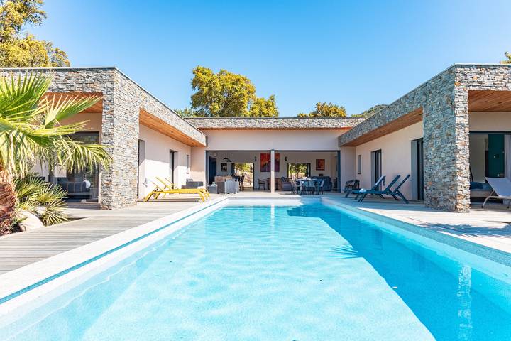 Location de vacances pour 10 personnes, avec jardin ainsi que terrasse et piscine, adapté aux familles à Lecci - 2