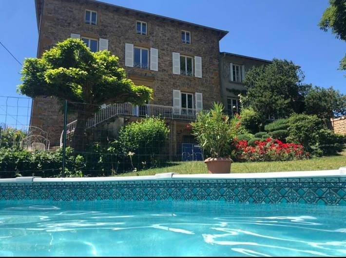 Location de vacances pour 8 personnes, avec jardin ainsi que vue et piscine dans Chambost-Allières