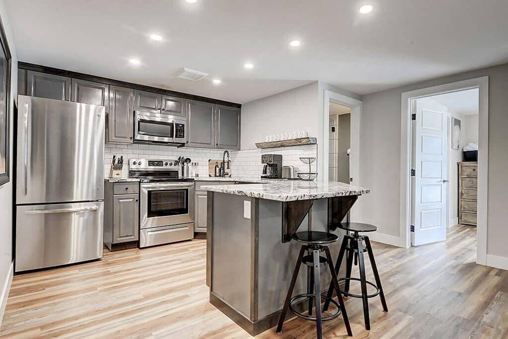 Nouveau 7Bd Mountain Home + piscine extérieure chauffée et bain à remous | Marcher au centre-ville de Canmore in Canmore, Parc national du Banff