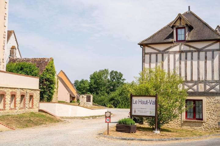 Location de vacances pour 2 personnes, avec terrasse et vue ainsi que jardin et piscine à Saint-Martin-du-Vieux-Bellême - 4