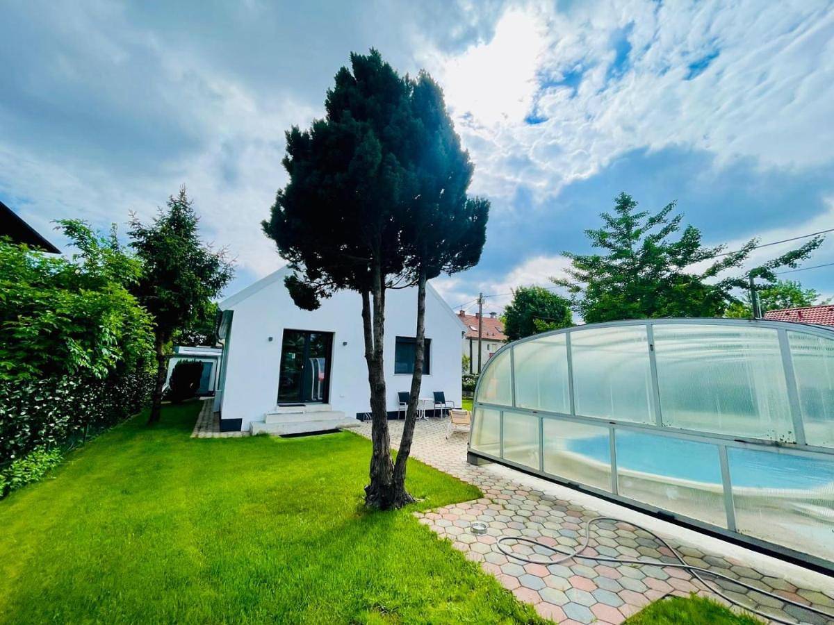 Villa in Vienna in perfect Situaton near Vic and Donau Park with Pool and private Garden sleeps 4 with 2 bedrooms, kitchen and livingroom and bath and private parking in Floridsdorf, Wien