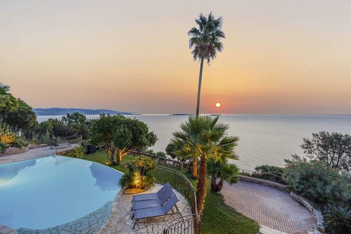 Villa pour 10 personnes, avec jacuzzi et jardin, adapté aux familles à Théoule-sur-Mer