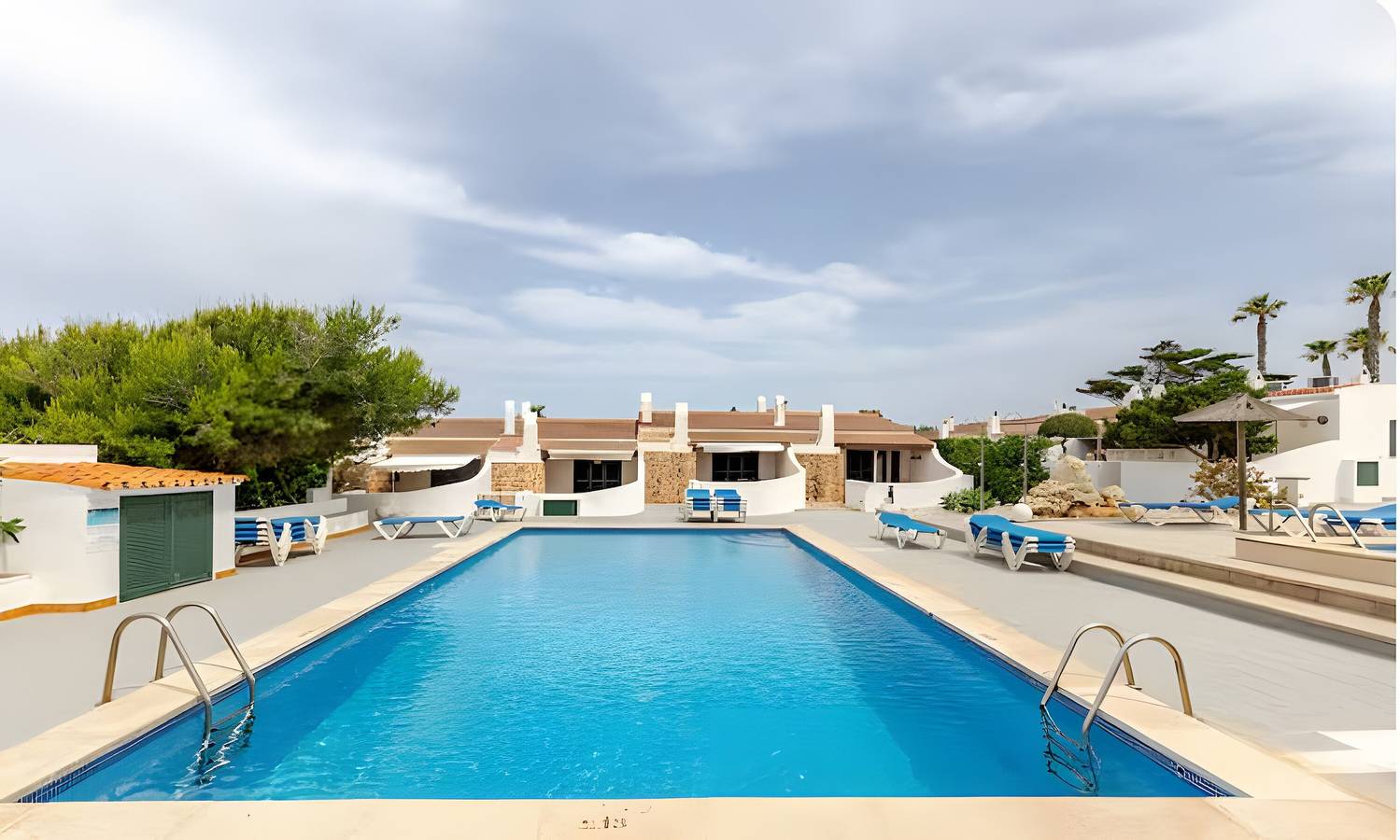 Apartamento entero, Apartamento 'Villa Estrellas 2' con piscina compartida, terraza privada y Wi-Fi in Cap d'Artrutx, Ciudadela