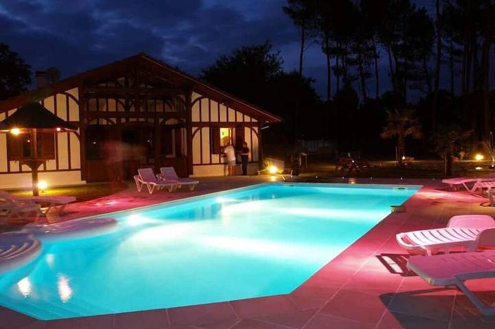 Location de vacances pour 12 personnes, avec jardin et terrasse à Gourbera
