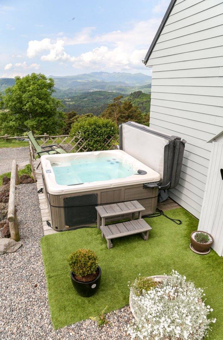 Gîte pour 8 personnes, avec jardin ainsi que terrasse et jacuzzi à Saint-Nectaire - 3