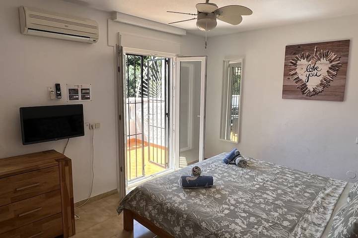 Entire House - Walk to beach, bars and restaurants! in La Zenia, Orihuela