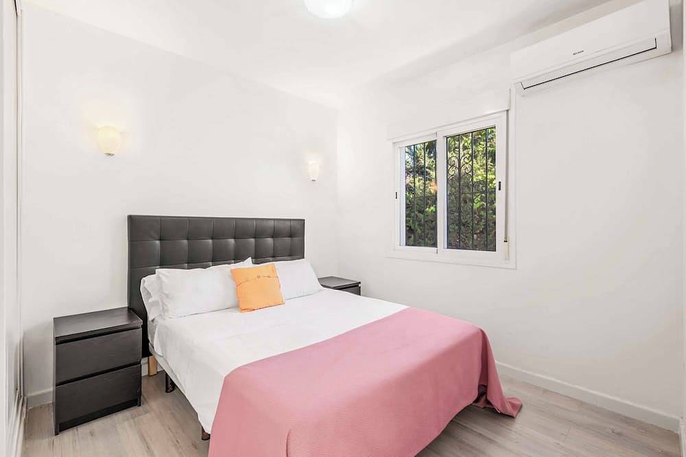Villa Esmerelda Sun - Four Bedroom Villa, Sleeps 8 in Vilas de Costalita, Estepona