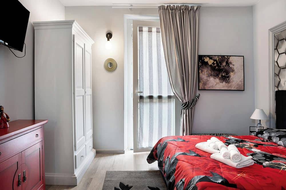 Entire apartment, Apartment 'Incantevole Loft Red Passion' with Balcony, Wi-Fi and Air Conditioning in Mondovì, Cuneo Province