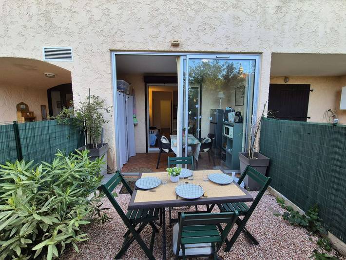 Entire studio, Ground-floor studio, air conditioning, close to the sea, parking in Saint-Mandrier-sur-Mer, Mediterranean Coast (France)