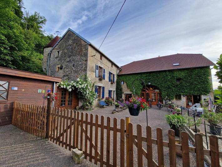 Hôtel pour 6 personnes, avec jardin et terrasse ainsi que piscine et vue à Colombotte