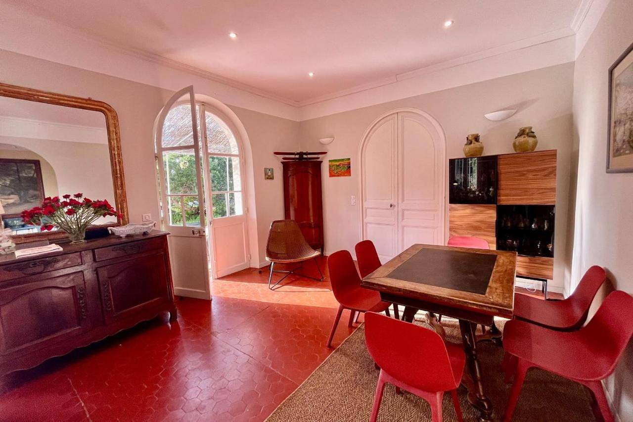 Family home of 150m2 with swimming pool in Hyères in La Madrague, Hyeres