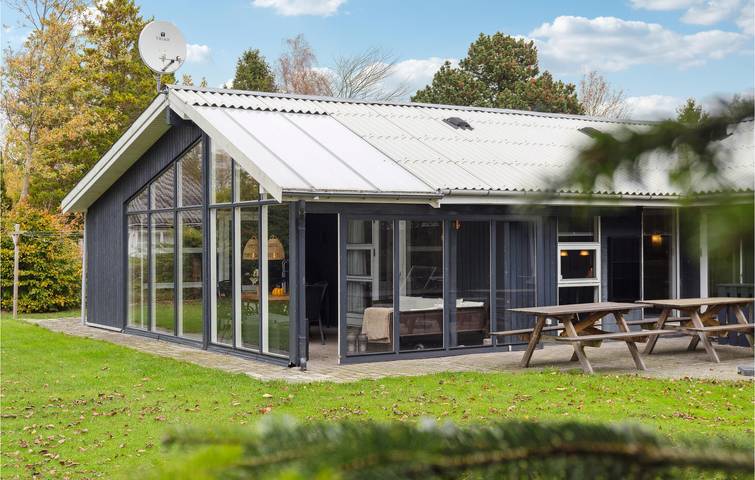 Ferienhaus für 12 Personen, mit Terrasse und Whirlpool sowie Garten und Sauna in Marielyst - 2